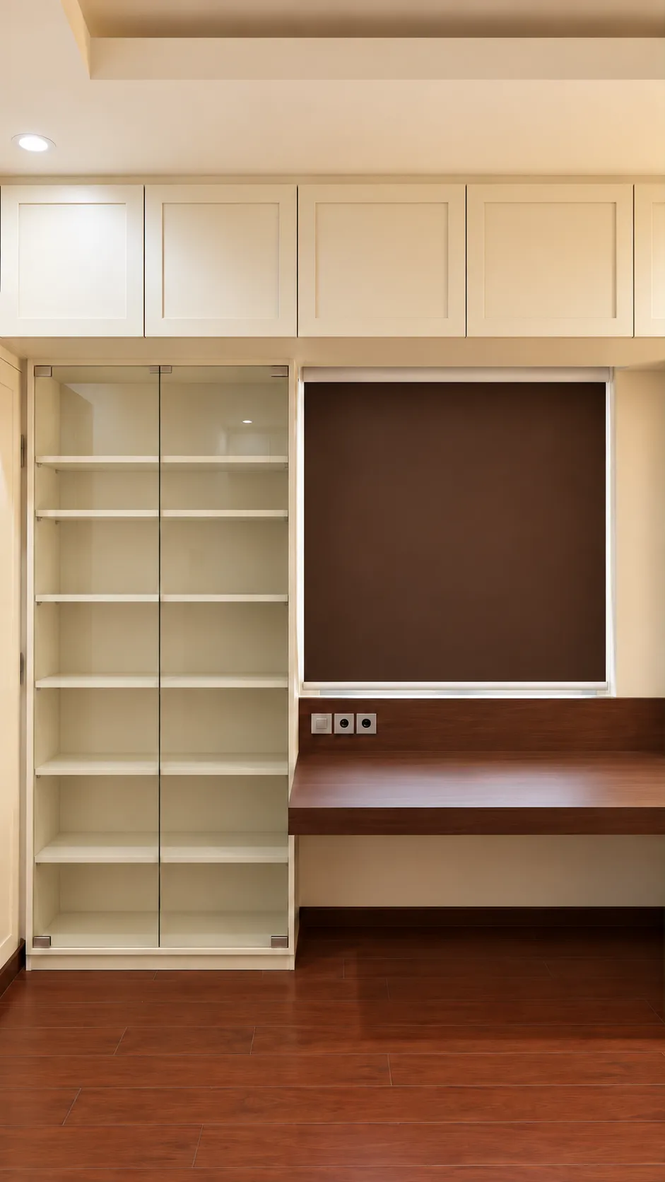 Visualisasi 3D — Kabinet berkaca dan kabinet atas krem mengapit permukaan meja di bawah jendela.